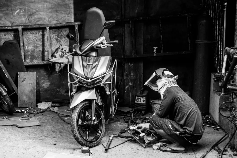 Thợ đang thay nhớt